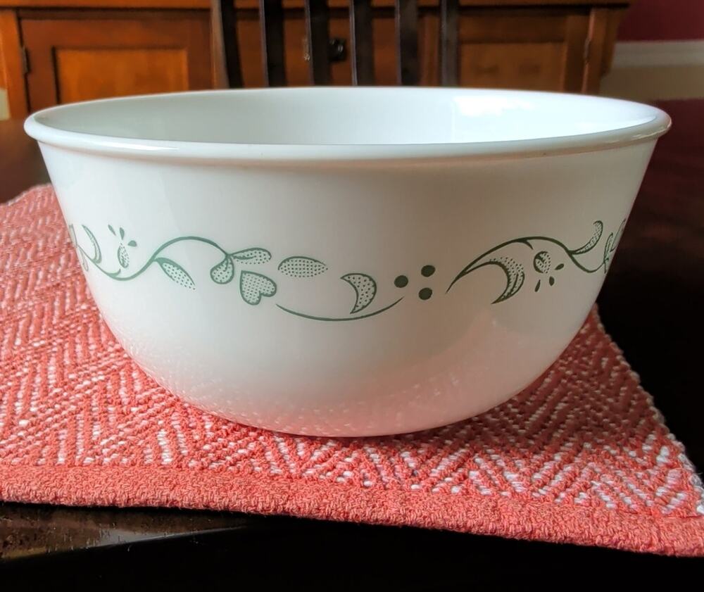 Corelle Country Cottage 28-oz Deep Super Soup/Cereal Bowl Green Hearts Vine Leaf